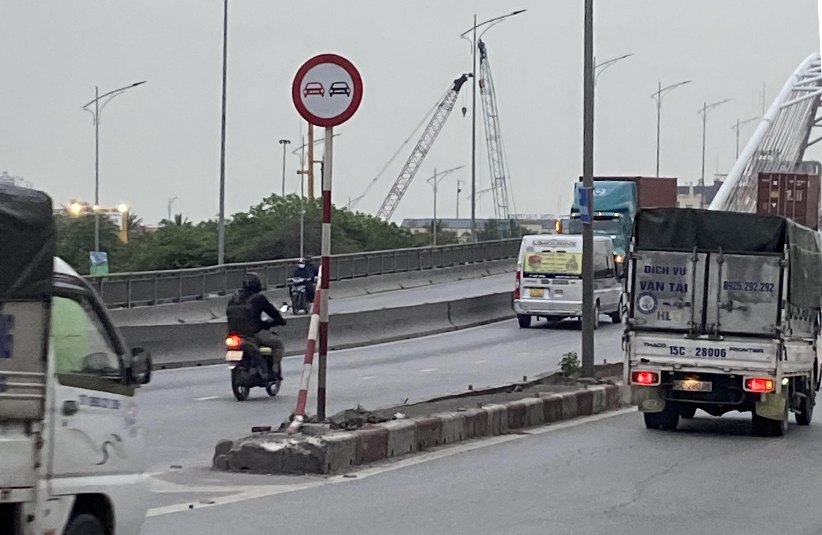 Cần bổ sung thêm biển báo cấm người điều khiển mô tô, xe gắn máy lên cầu vượt Nguyễn Bỉnh Khiêm